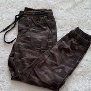 Athleta Farallon Jogger Sweatpants in Camo - Dark Gray/Black